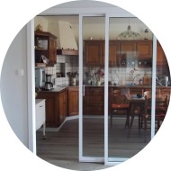 cloison coulissante suspendue en aluminium avec vitrage pour séparation cuisine ou pièce de vie cloison coulissante suspendue en aluminium avec vitrage pour séparation cuisine ou pièce de vie