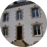 maison - ensemble de fenêtres en pvc de couleur blanche ensemble de fenêtres en pvc de couleur blanche sur maison