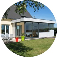 extension à toit plat en aluminium avec bandeau acrotère en partie haute et bardage bois extension à toit plat en aluminium avec bardage bois et bandeau acrotère