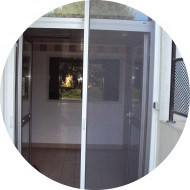 moustiquaire installée sur porte-fenêtre moustiquaire installée sur porte-fenêtre