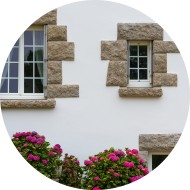 persiennes pliantes en pvc - 2 vantaux - installées sur fenêtres avec petits bois incorporés persiennes pliantes en pvc - 2 vantaux - fenêtres avec petits bois incorporés