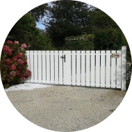 modèle Batz cadre gainé - 2 vantaux pvc - barreaudage vertical blanc modèle Batz cadre gainé - 2 vantaux pvc - barreaudage vertical blanc