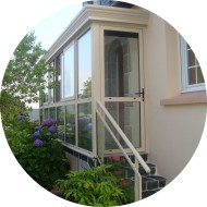 sas d'entrée en aluminium avec escalier de couleur beige sas d'entrée en aluminium avec escalier de couleur beige